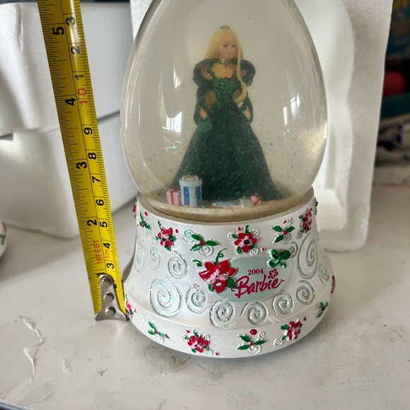 Happy holidays barbie 2004 musical water globe , vintage barbie - Picture 3 of 13